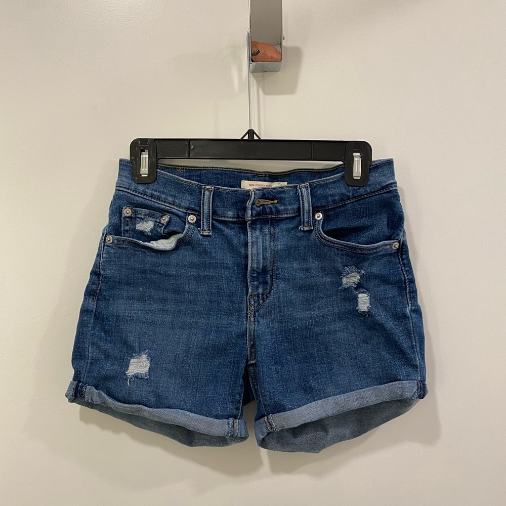 Levi’s Mid Length shorts. Stretch. Size 26